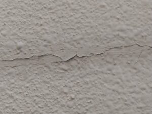 地震による外壁のひび割れ
